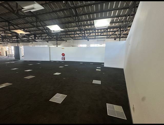 3,888M² OFFICE FOR SALE IN LONGMEADOW